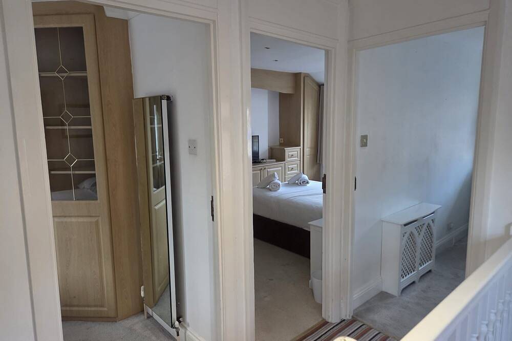 Spacious, clean & comfy 3 bed semi-detached house, in Reading, Berkshire