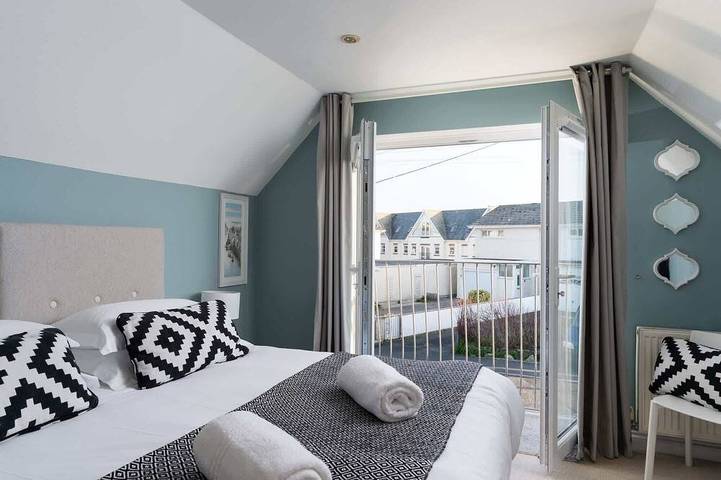 Glamping for 8 people, with balcony and garden, with pets in Newquay