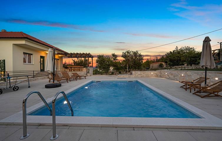 Ferienhaus für 9 Personen, mit Terrasse und Pool, mit Haustier in Grad Šibenik - 3