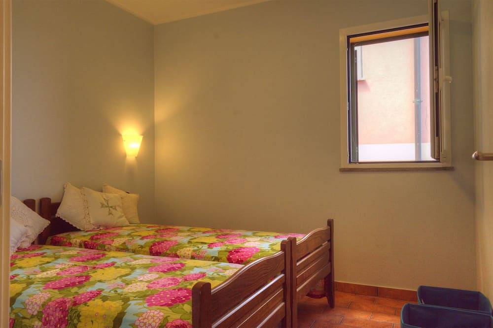 Ganze Wohnung, Apartment in villa, sea front, sleeps 6 double services in Alassio, Riviera di Ponente