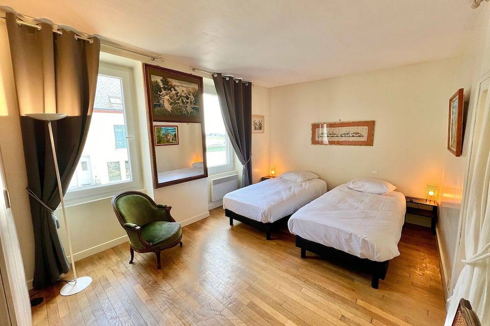 Familienhaus mit Terrasse und Blick auf die Loire in Saint-Denis-de-l'Hôtel, Loire-Tal