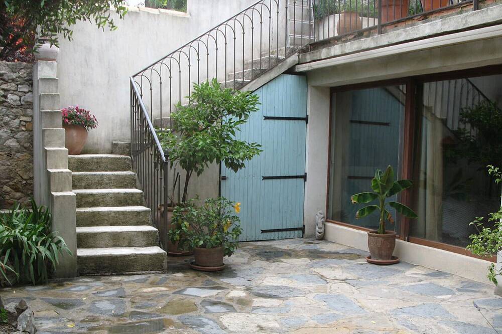 Appartement entier, Grand studio de charme avec  jardin dans maison de village in Saint-Gély-du-Fesc, Côte méditerranéenne (France)