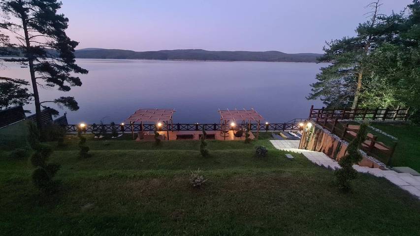 Location de vacances pour 11 personnes, avec vue sur le lac ainsi que vue et jardin à Sofia - 2