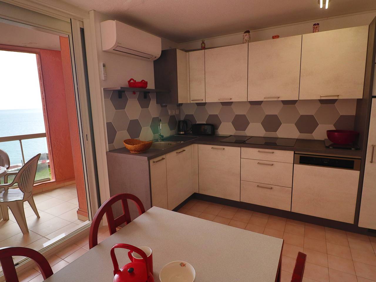 Entire apartment, 38m² apartment with air conditioning, terrace and private parking for 4 people in Sete, Mediterranean Coast (France)