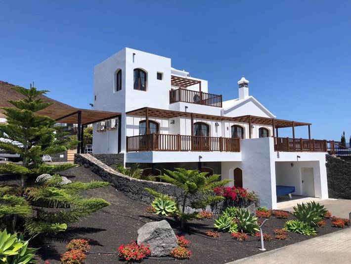 Casa vacacional para 10 personas, con piscina además de vistas al mar y balcón en Playa Blanca