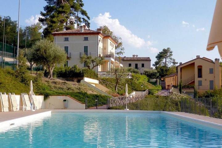 Ferienwohnung für 4 Personen, mit Balkon und Terrasse sowie Pool und Ausblick
