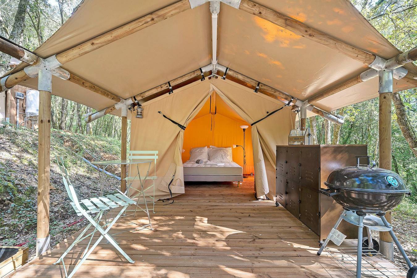 Glamping « Tente Safari » avec piscine partagée in Calviac-en-Périgord, Périgord Noir