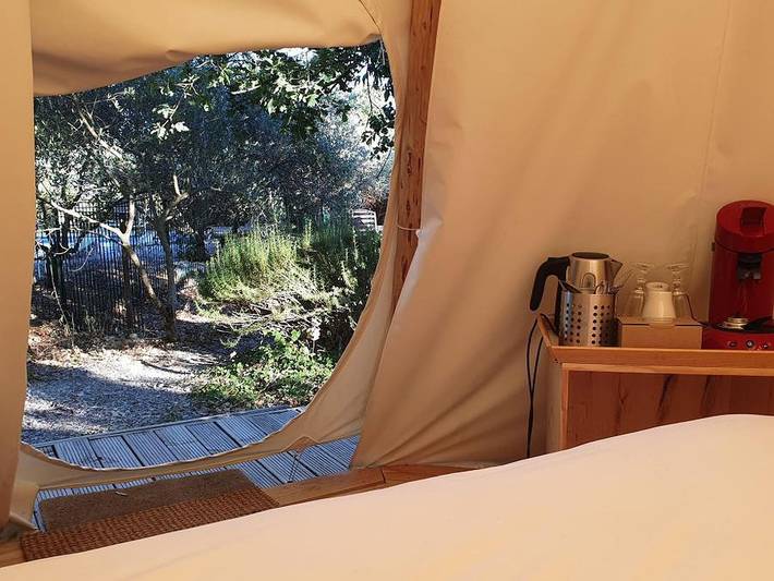 Domaine Saint Cerice - Tente 2 personnes - Tipi Lodge 6 m² pour 2 pers avec petit déjeuner et Jacuzzi privatif en accès illimité in Vogüé, Ardèche