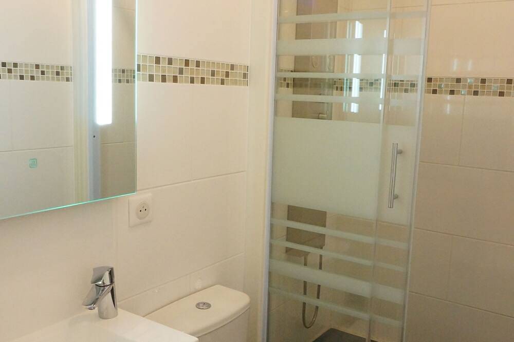 Appartement entier, Studio meublé et équipé en plein centre-ville avec Wifi Gratuit in Montluçon, Région de Montluçon