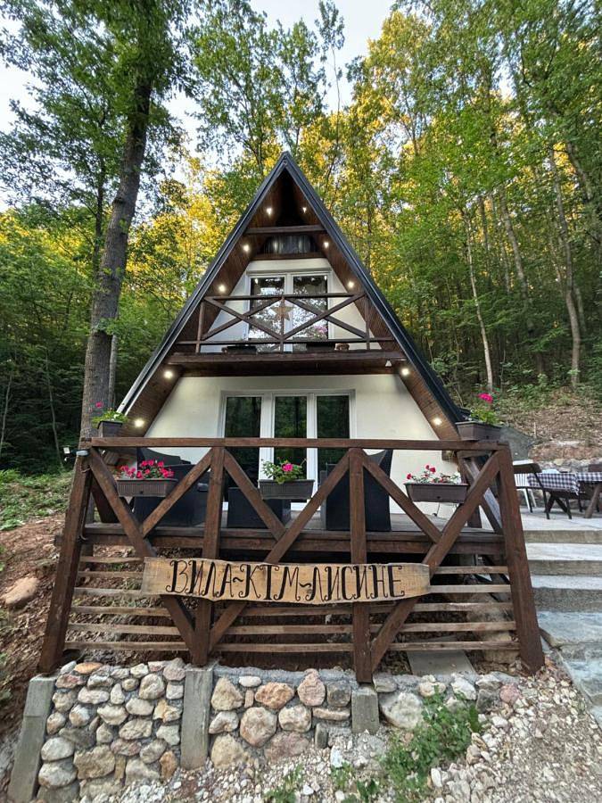 Location de vacances pour 7 personnes, avec terrasse ainsi que vue et jardin à Despotovac