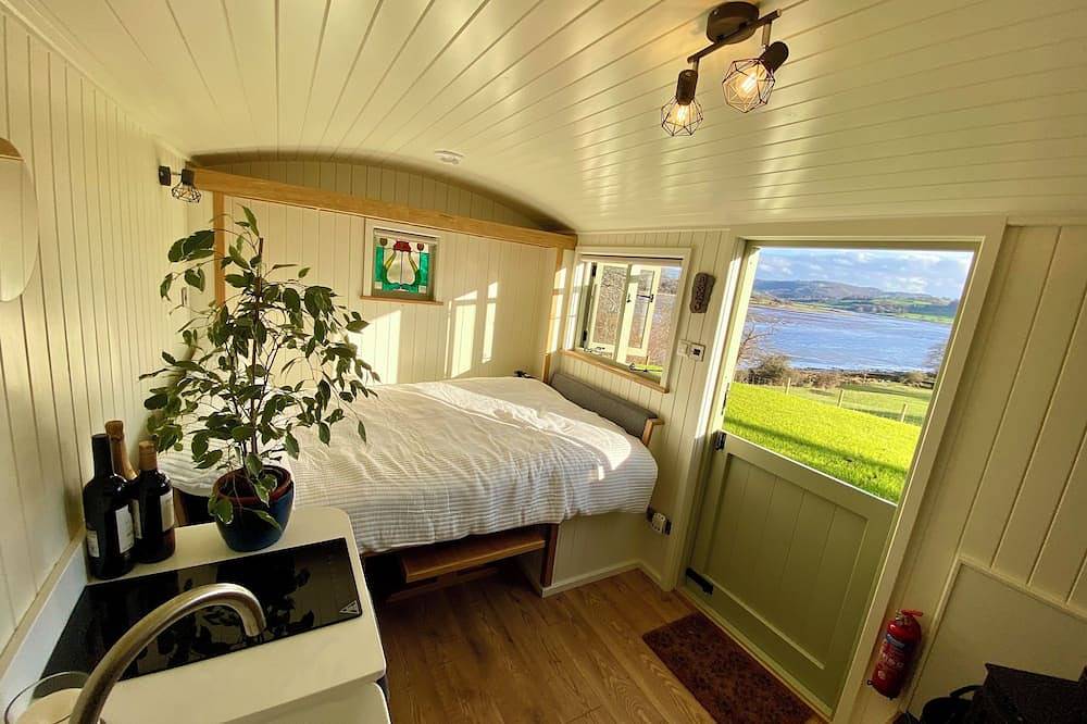 A quiet and cosy Shepherds Hut, with wood burning fire with scenic views in Conwy, Snowdonia