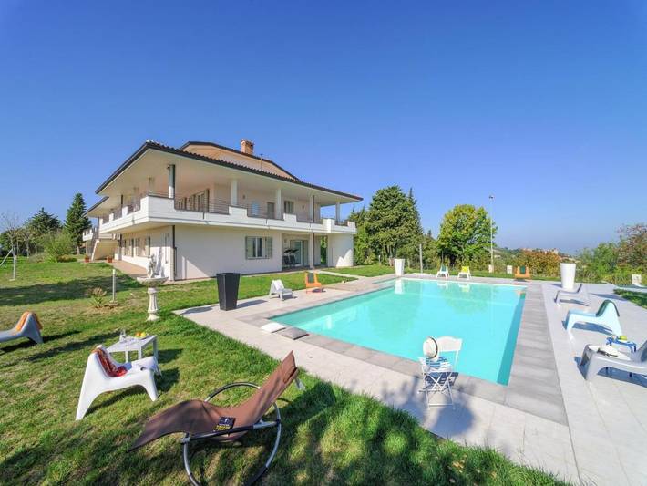 Location de vacances pour 30 personnes, avec Balcon et Jacuzzi ainsi que Terrasse et Jardin à Tavullia