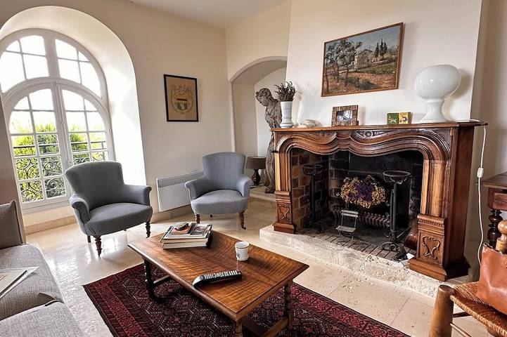 From the top of its terraces and garden, breathtaking views of the Luberon in Murs, Regionaler Naturpark Luberon