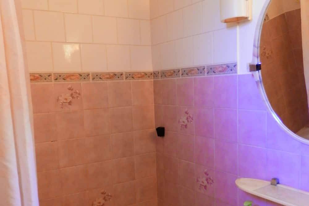 Small detached house with enclosed garden, beach below, sleeps 4 + pet in Sanary-sur-Mer, Mittelmeerküste (Frankreich)