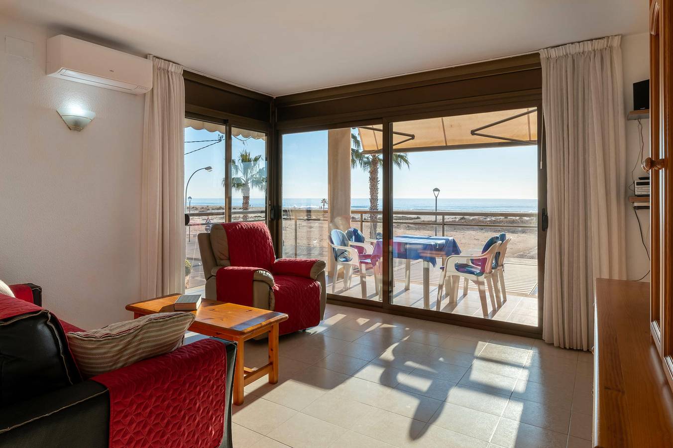 Apartamento entero, At118 Solarium Mar: Apartamento en primera línea del mar dispone de una piscina comunitaria in Torredembarra, Costa Dorada