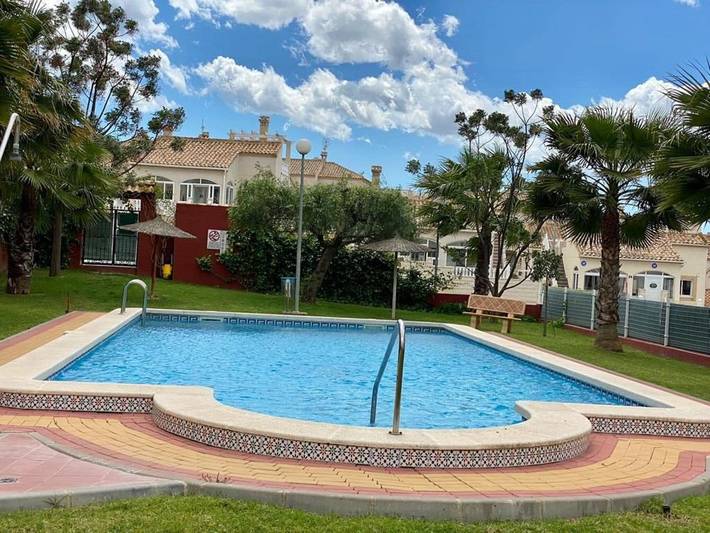 Ferienhaus für 4 Personen, mit Balkon und Terrasse sowie Garten und Pool in Torrevieja