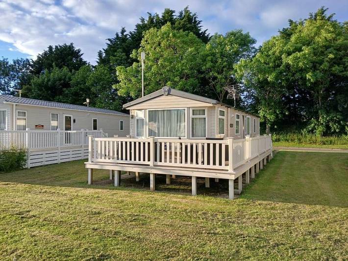 Caravan for 6 people, with garden and pool in The Cotswolds