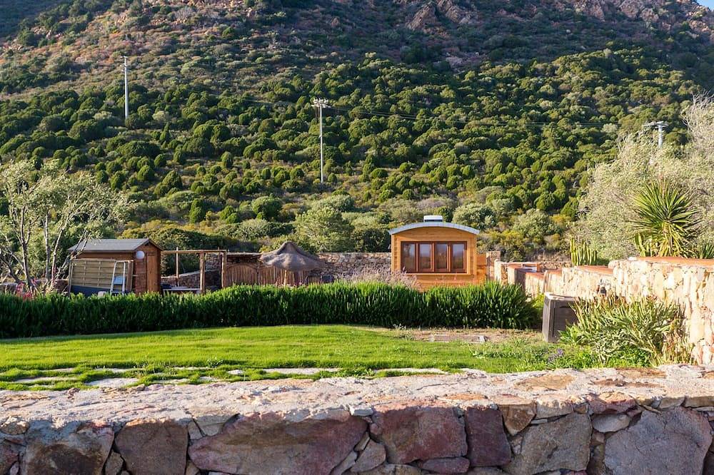 Holidays Zirkuswagen surrounded by sea and maquis. 300 m from the water. in Cala Cipolla, Teulada
