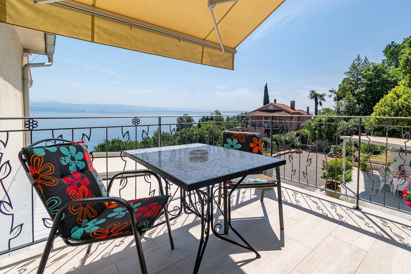 Ganze Wohnung, Studio Appartement mit Terrasse und Meerblick Medveja (Opatija) As-7720-a in Medveja, Lovran