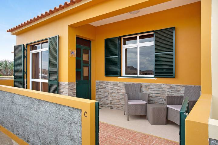 Casa de vacaciones "Cantinho Solpraia" con vistas al mar, jardín y Wi-Fi in Porto Santo, Isla de Madeira