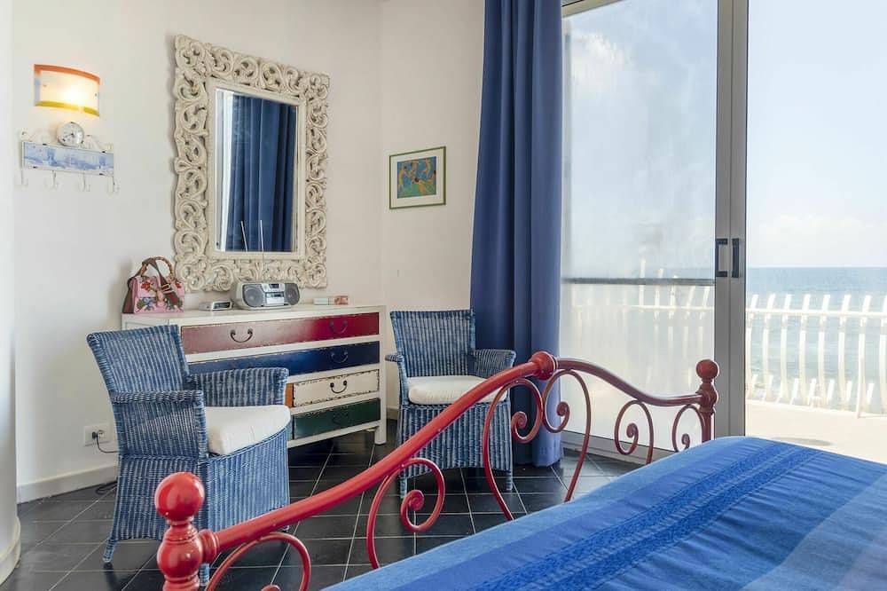 Wonderful private villa for 8 people with Wifi, A/C, hot tub, Tv, terrace and pets allowed in Santa Marinella, Rome Province