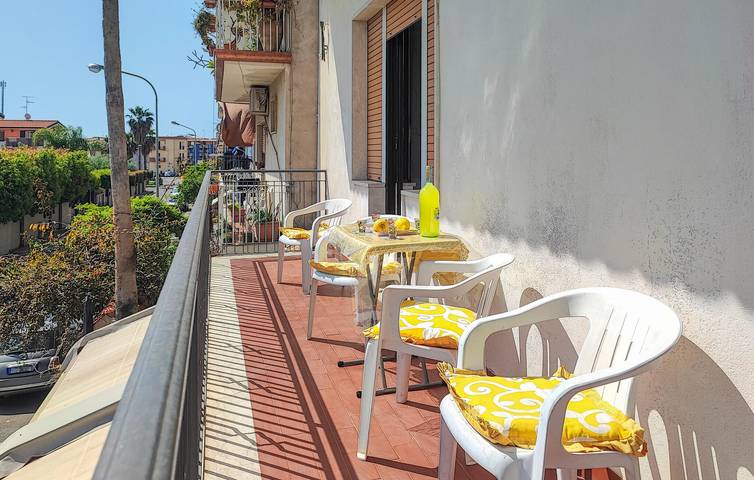 Entire holiday apartment, Beachside Apartment with A/C, Terrace & Parking in Chianchitta-Pallio, Giardini-Naxos