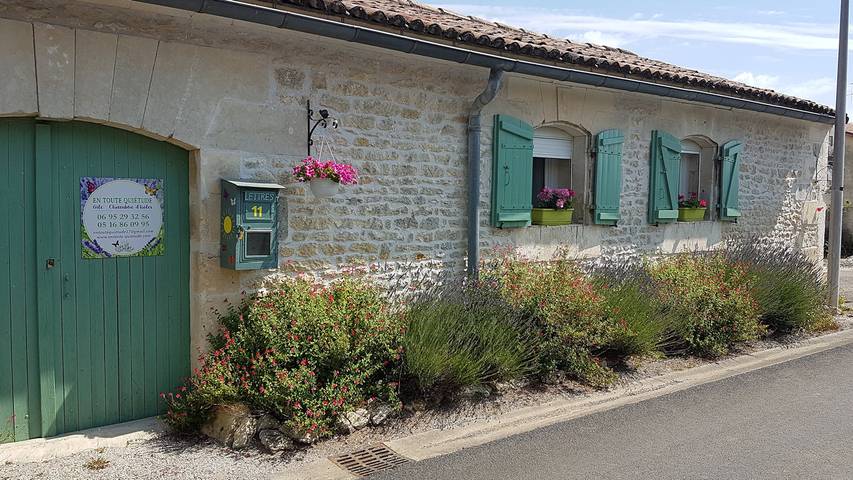 Gîte pour 4 personnes, avec piscine ainsi que terrasse et jardin