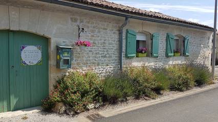 Gîte pour 4 personnes, avec piscine ainsi que jardin et terrasse en Charente-Maritime