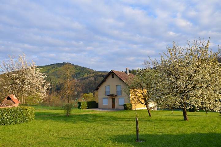 Location de vacances pour 8 personnes, avec balcon et jardin à La Vancelle