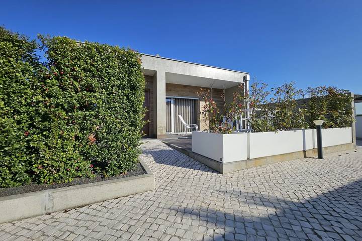 Apartamento estúdio para 2 pessoas, com terraço e jardim em Marinha Grande