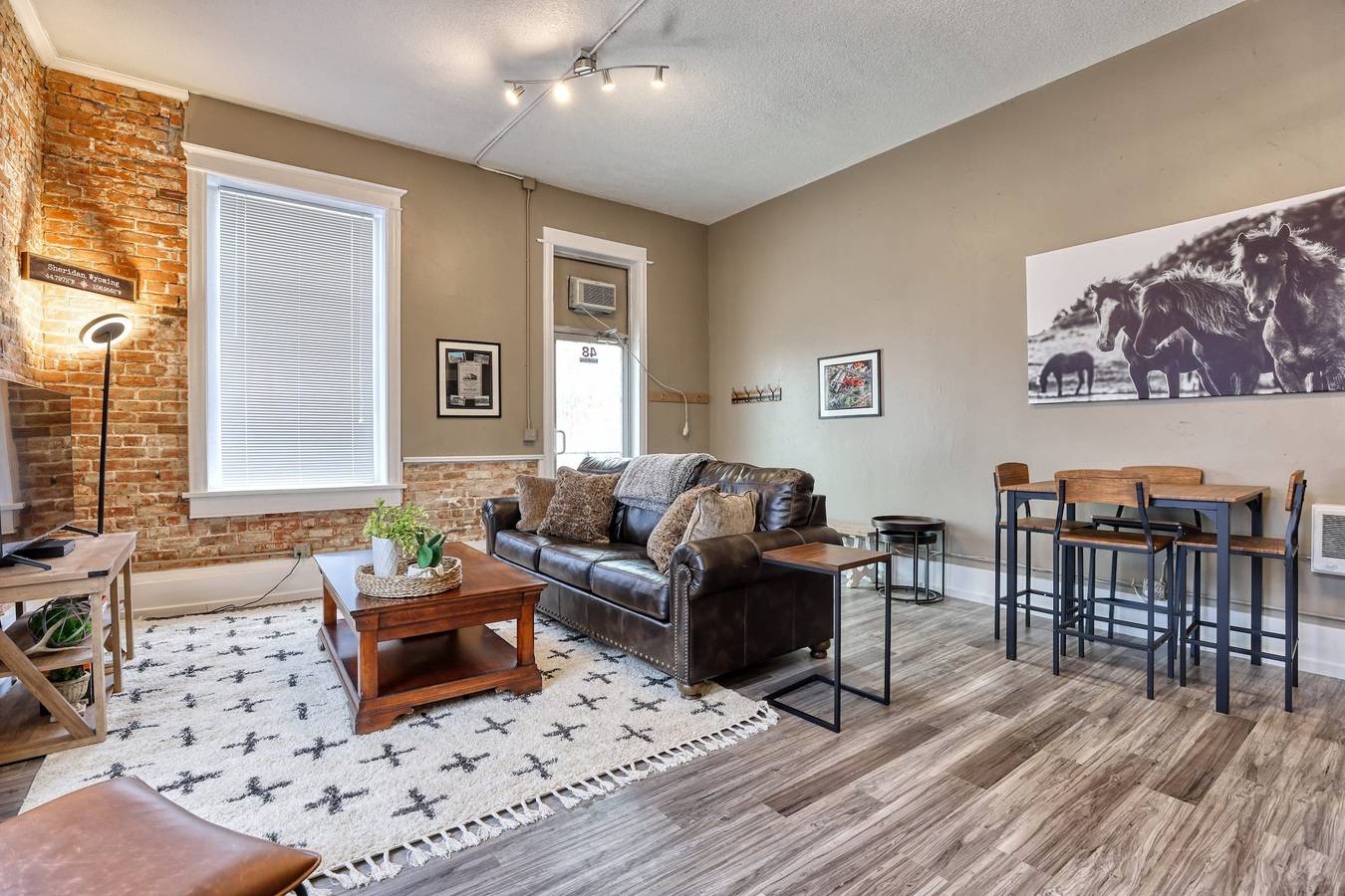 Ganze Wohnung, Modern Industrial Western Suite Directly Downtown in Sheridan, Bighorn Nationalwald