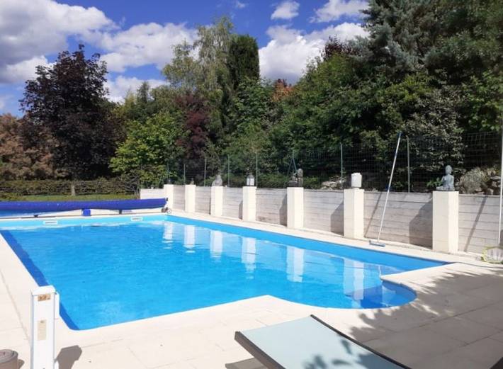 Gîte pour 8 personnes, avec terrasse ainsi que piscine et jardin