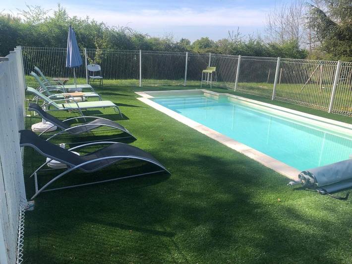 Location de vacances pour 4 personnes, avec vue ainsi que jardin et piscine à Cronat - 3