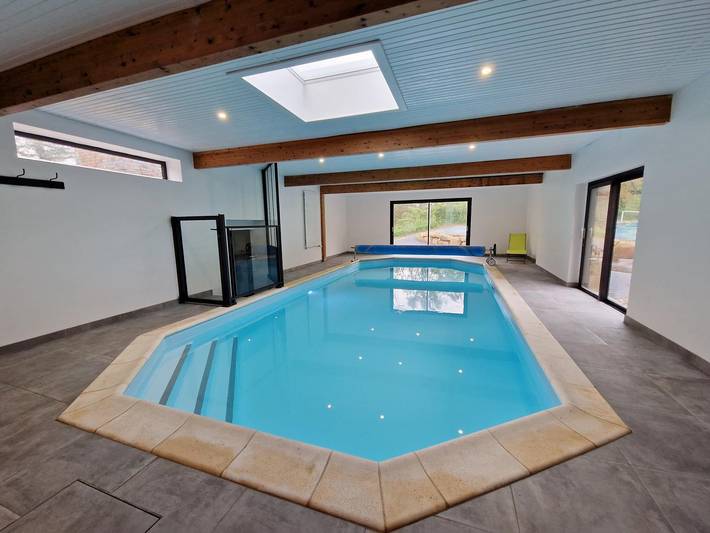 Gîte pour 6 personnes, avec Terrasse et Jardin ainsi que Piscine et Vue à Guern