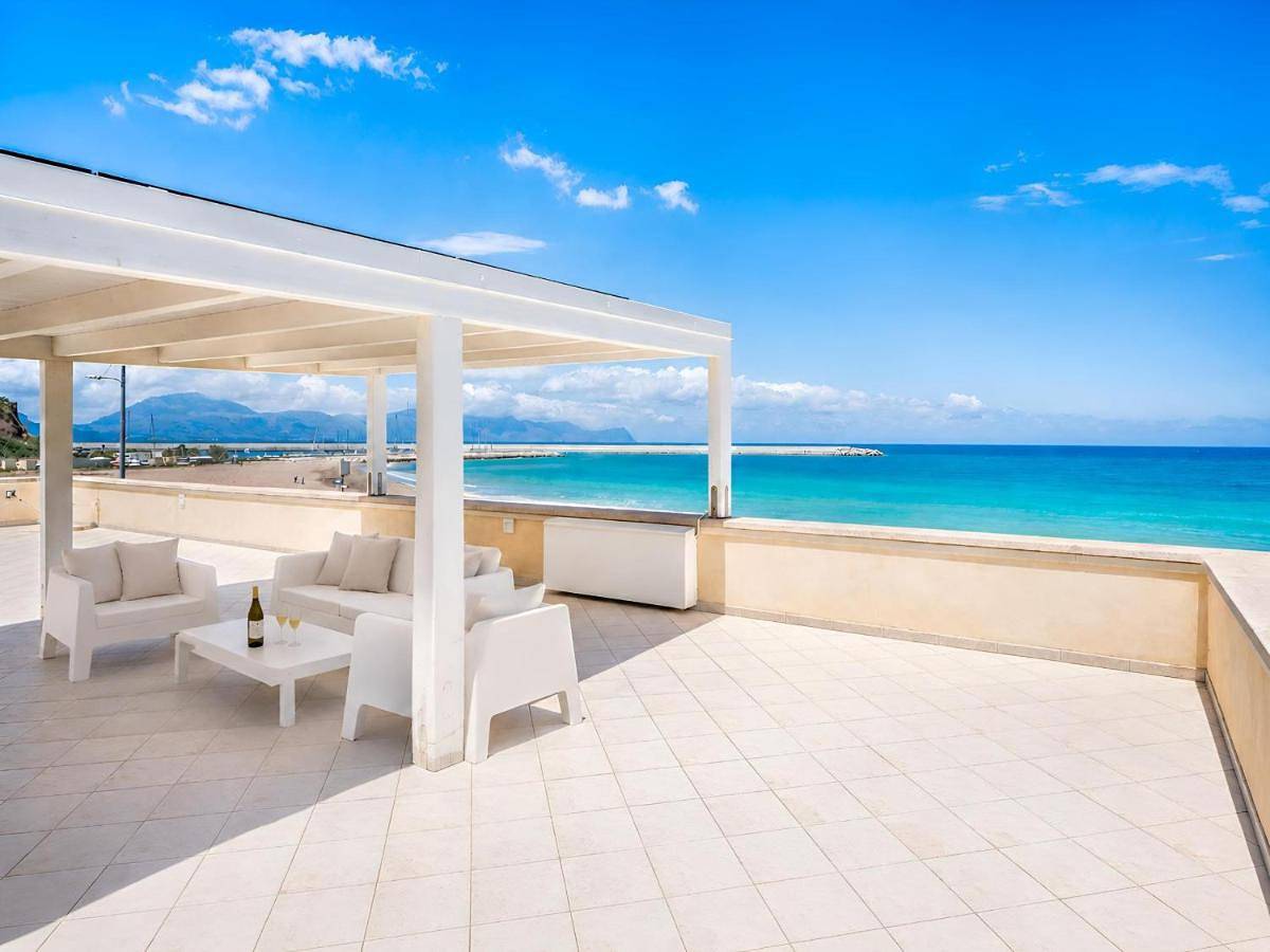 Villa La Battigia con piscina privata, fronte mare in Balestrate, Provincia di Palermo