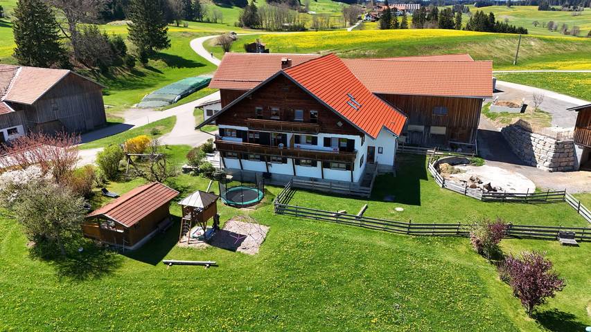 Ferienwohnung für 4 Personen, mit Balkon und Terrasse sowie Garten in Seeg - 2