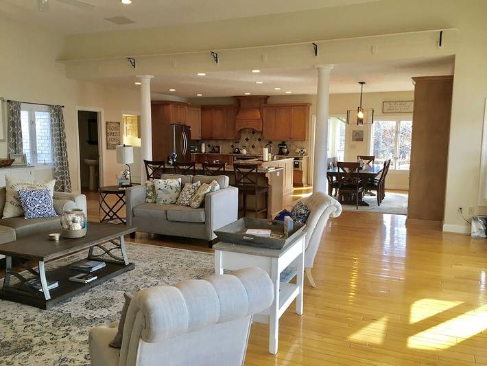 Vacation rental for 10 people, with hot tub and yard in Smith Mountain Lake