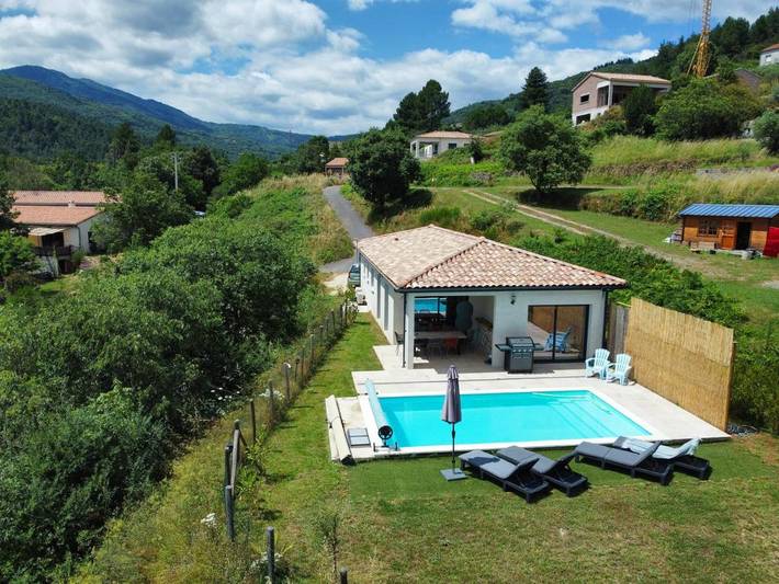 Location de vacances pour 6 personnes, avec jardin et piscine ainsi que vue et terrasse à Rocher - 3