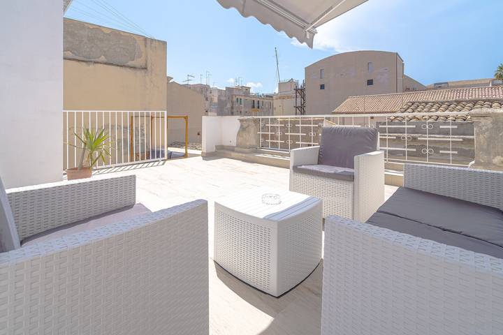 Appartamento intero, Appartamento 'La Rocca Del Gargallo In Ortigia' con terrazza privata, Wi-Fi e aria condizionata in Spiaggetta di Cala Rossa, Siracusa