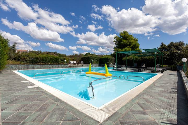 Ferienhaus für 12 Personen, mit Terrasse und Pool sowie Meerblick