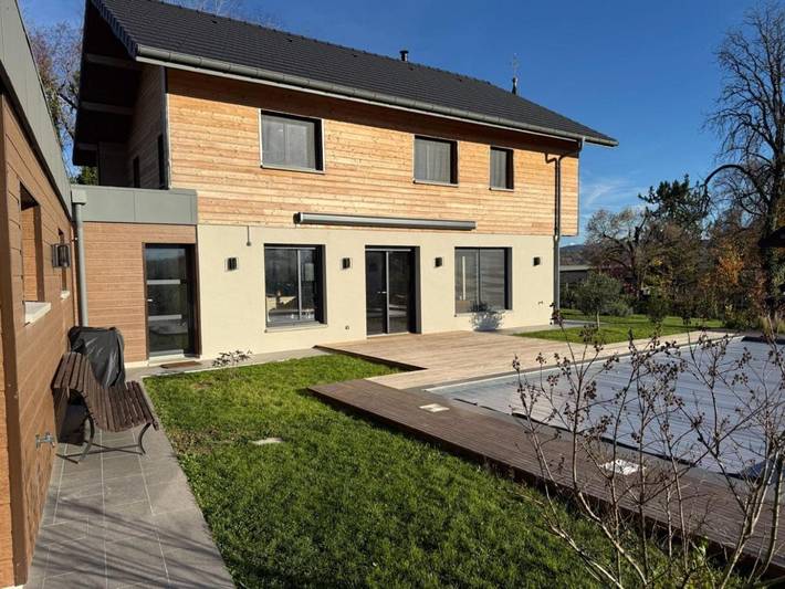 Location de vacances pour 8 personnes, avec vue et jardin ainsi que balcon et piscine dans Marlioz