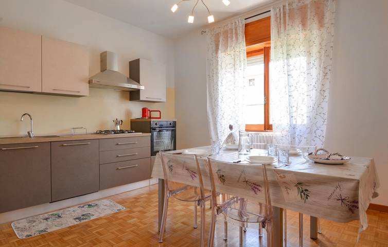 Appartamento intero, Moderno appartamento con terrazza, AC e WiFi, a 1,5 km dalla spiaggia in Bosa, Planargia
