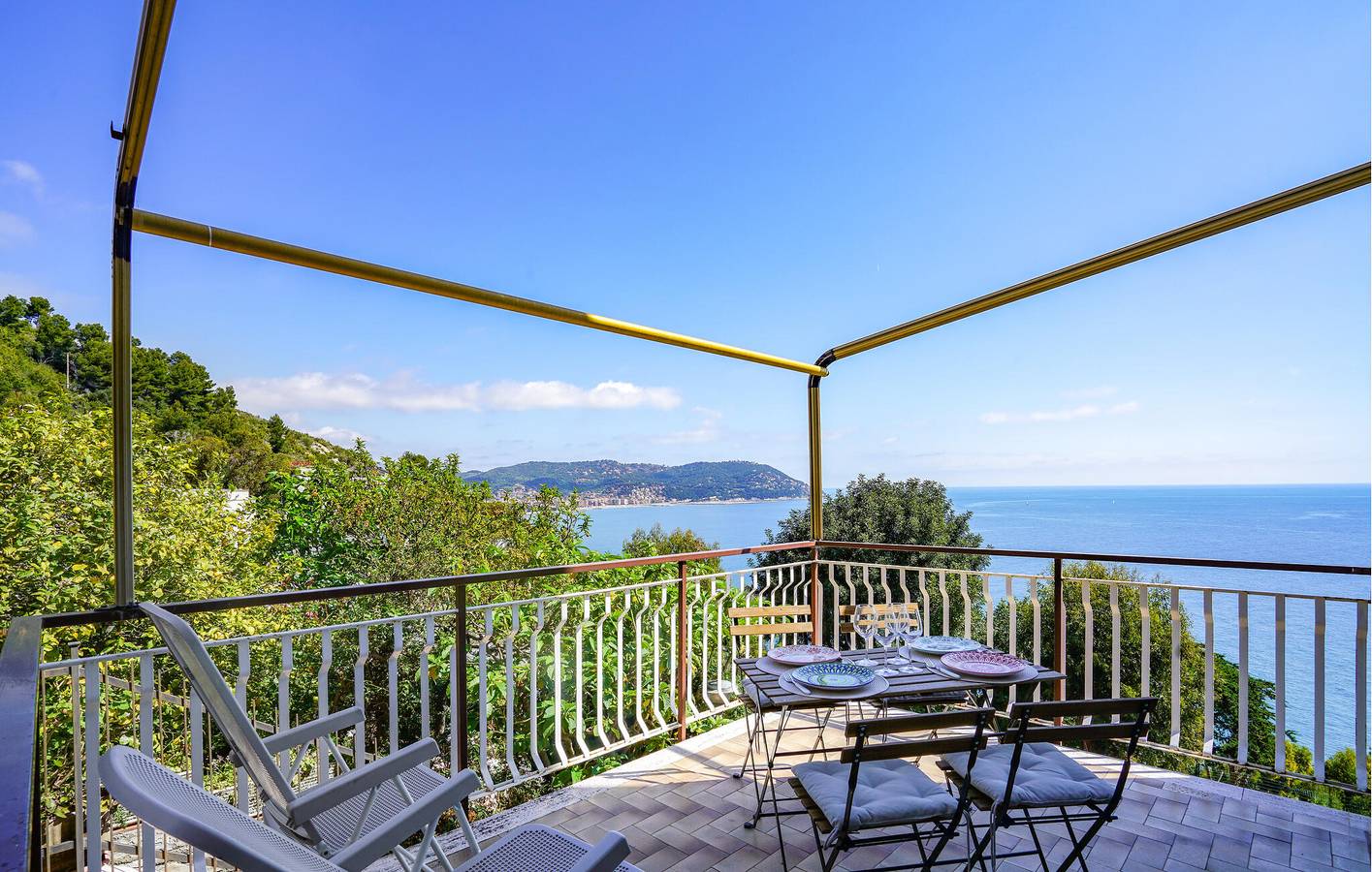 Appartamento intero, Appartamento vista mare con terrazza e WiFi, a 2 km dalla spiaggia in Capo Mimosa-Rollo, Cervo (Liguria)