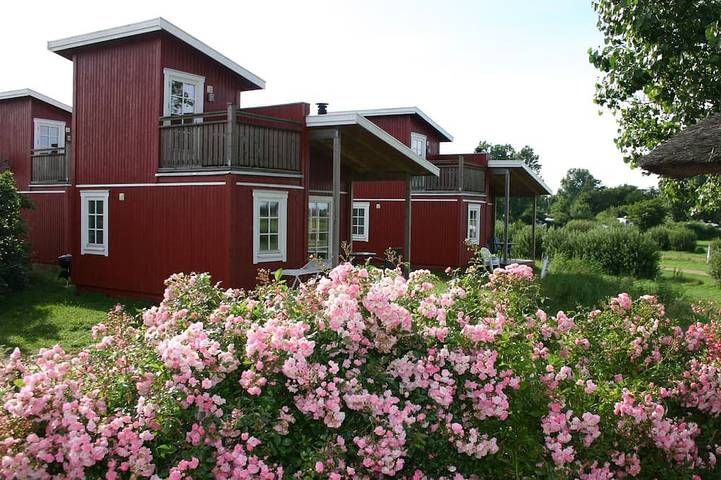 Blokhut voor 6 personen, with zwembad and sauna as well as balkon in Denemarken