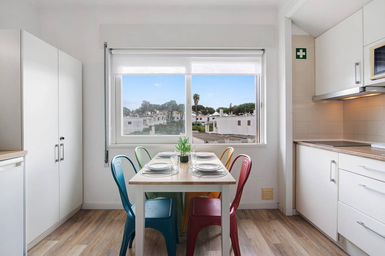 Apartamento inteiro, Apartamento 'Sun and Serenity' com piscina partilhada, jardim partilhado e acesso Wi-Fi in Albufeira, Distrito de Faro