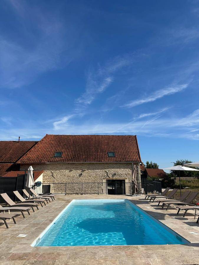 Location de vacances pour 14 personnes, avec jacuzzi ainsi que piscine et jardin à Bellenot-sous-Pouilly