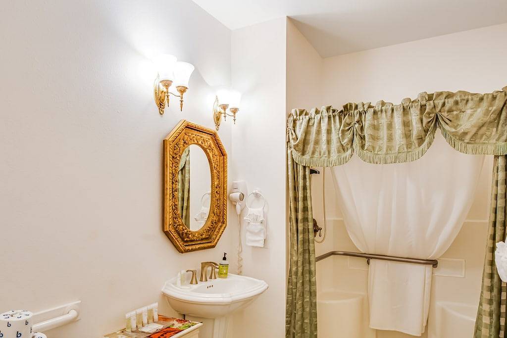 Ganze Wohnung, Oceanfront Suite mit Kamin, Whirlpool und voll ausgestatteter Küche! in Ocean Shores Beach, Ocean Shores