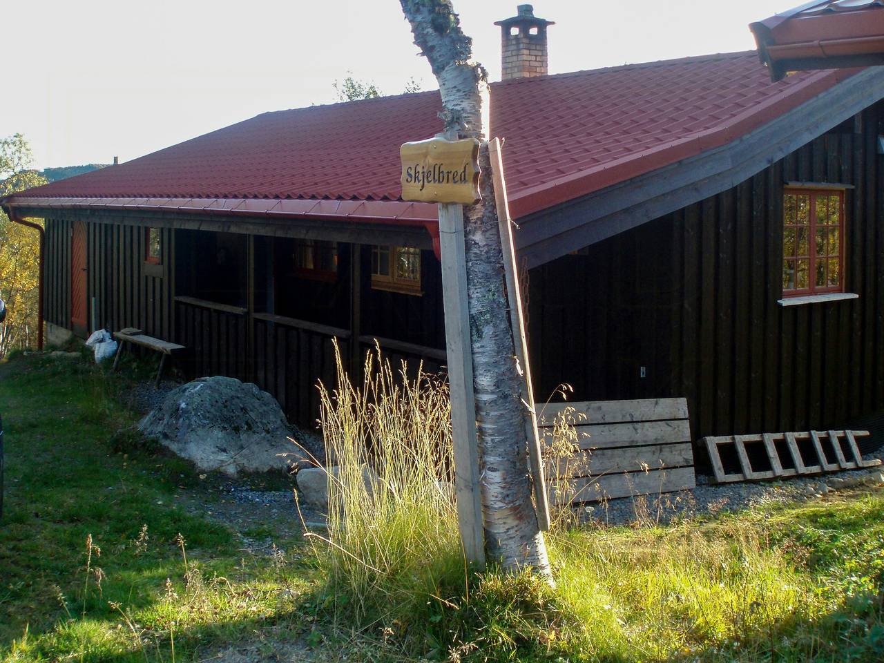 Eine Holzhütte aus den 70er Jahren an der Baumgrenze bei Geilo in Geilo, Hol