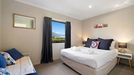 Holiday Home for 8 People in Wanaka, Otago, Photo 4