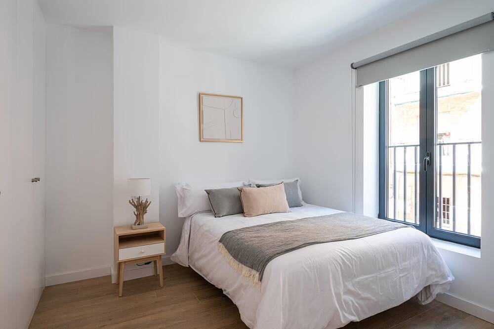 Entire apartment, Cuatro Caminos - 2 Bedrooms in Tetuán, Madrid